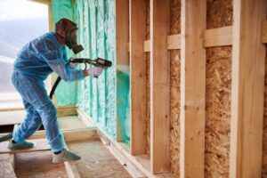 Difference between spray foam insulation vs traditional insulation.